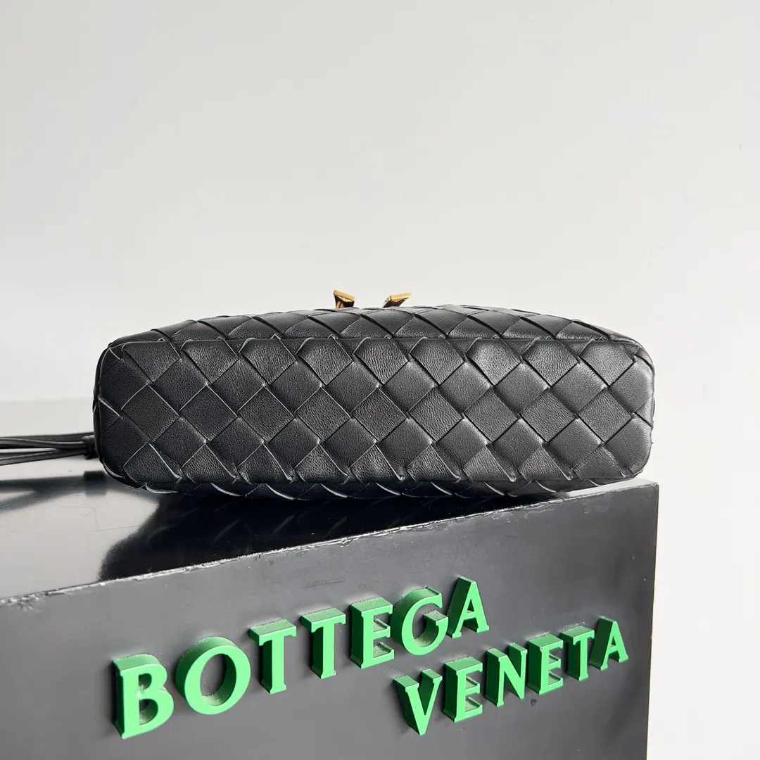 Batch 1360 Bottega Veneta 24 spring and summer woven zipper crossbody bag. A crossbody bag that can be used as a cosmetic bag. The exquisite weaving and compact body are an indispensable accessory for the upcoming summer. The double zipper also better protects the bag. It has a large capacity. If you like it, don’t miss it. Style number: 789109 Size: 22*12.5*5cm